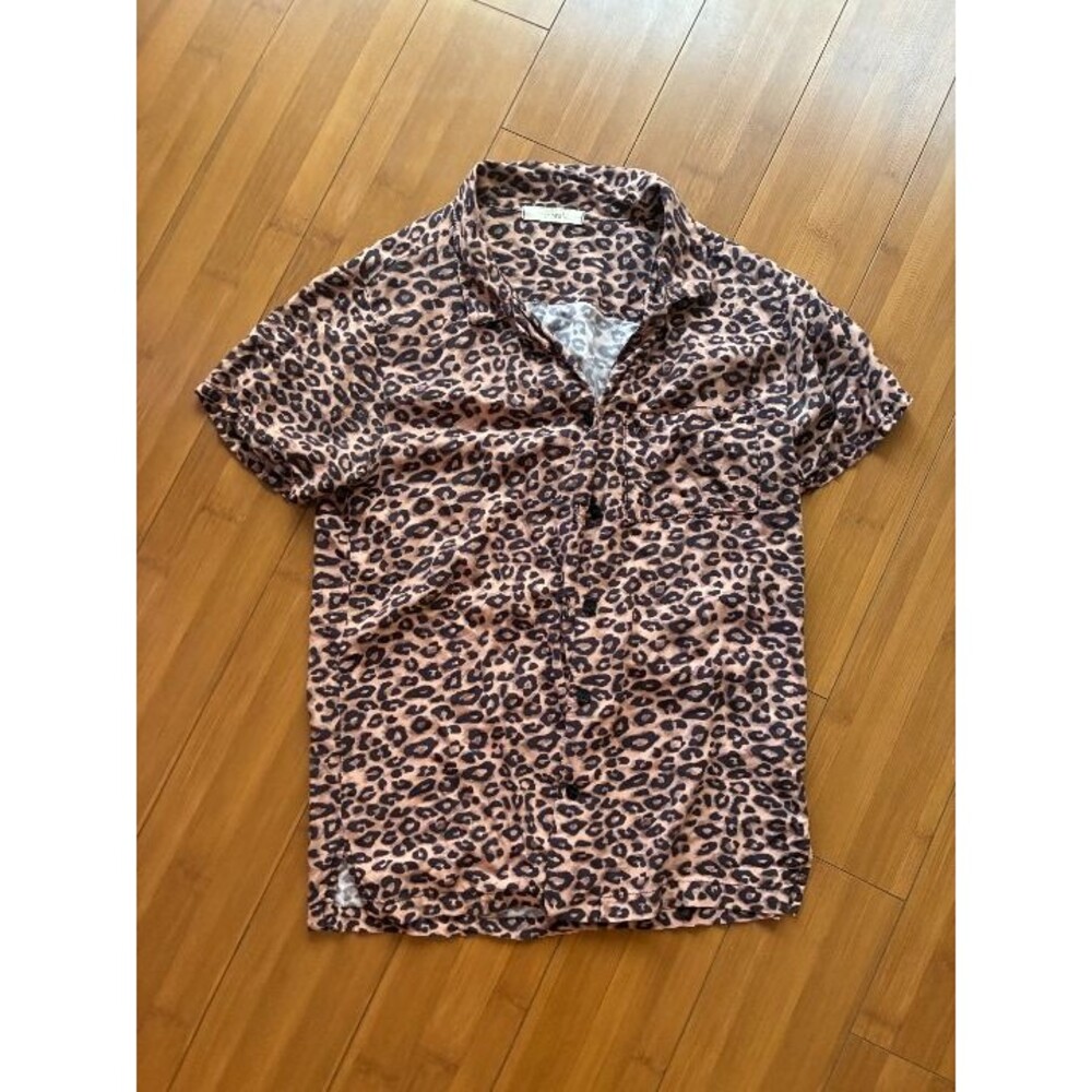 Imanorata leoopard print button up short sleeve shirt Small